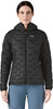 Schwarze Daunenjacke mit Kapuze und blauer Hose.