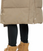 Detail eines Damenmantels in Beige mit schwarzen Leggings und braunen Stiefeln.
