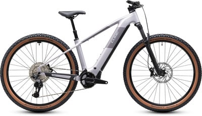 Ein Cube E-Mountainbike mit braunen Reifen und Federgabel. Ein Cube E-Mountainbike mit braunen Reifen und Federgabel.