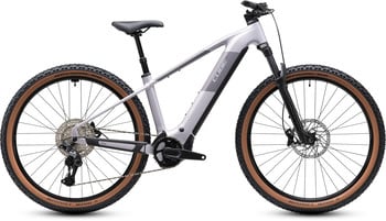 Ein Cube E-Mountainbike mit braunen Reifen und Federgabel.