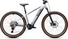 Ein Cube E-Mountainbike mit braunen Reifen und Federgabel.