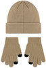 Beige Mütze und Handschuhe mit schwarzen Fingerspitzen.