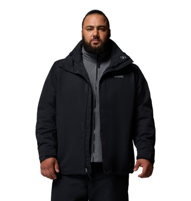 Ein Mann in einer schwarzen Columbia-Jacke mit einer grauen Fleece-Schicht darunter.