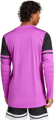 Mann in einem pinken Langarmshirt mit schwarzen Details an Schultern und Unterarmen.