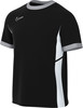 Schwarzes Nike-Shirt mit grauem Besatz und weißen Seitenpaneelen.