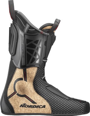 Nordica Skischuh mit Korkdesign und schwarzen Elementen. Nordica Skischuh mit Korkdesign und schwarzen Elementen.