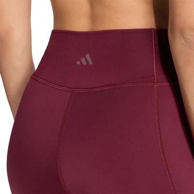 Detail der Rückseite einer Damen-Leggings in Weinrot mit Adidas-Logo. Detail der Rückseite einer Damen-Leggings in Weinrot mit Adidas-Logo.