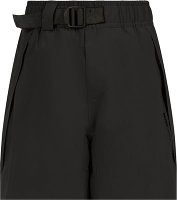 Schwarze Shorts mit Gürtel und Markenlogo an der Seite. Schwarze Shorts mit Gürtel und Markenlogo an der Seite.