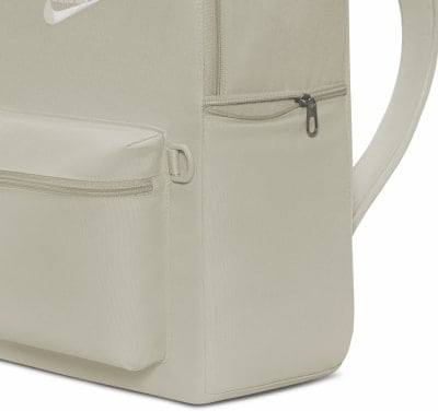 Detail eines Rucksacks mit Nike-Logo und Reißverschlusstasche.