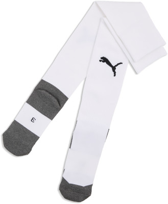 Lange weiße Puma-Socken mit grauen Akzenten und Logo