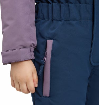 Detail einer Winterkombination mit lila Ärmel und dunkelblauem Teil. Detail einer Winterkombination mit lila Ärmel und dunkelblauem Teil.