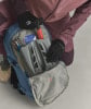 Person in Handschuhen betrachtet Rucksack mit Notfallkarte und Pumpe.