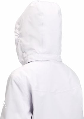 Detail der Kapuze und Schultern einer weißen Jacke, weißes Logo am Ärmel. Detail der Kapuze und Schultern einer weißen Jacke, weißes Logo am Ärmel.