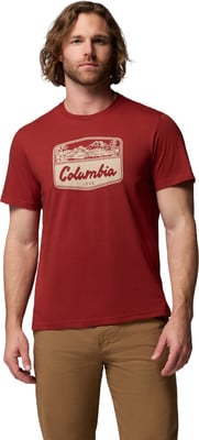 Mann in rotem T-Shirt mit Bergmotiv und Columbia-Aufschrift.