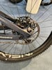 Hinterradaufhängung eines Mountainbikes mit Scheibenbremse und Husqvarna-Logo.