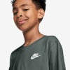 Junge in dunkelgrünem Nike T-Shirt mit Logo.