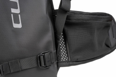 Nahaufnahme eines Rucksacks mit Logo, Gurten und Netztasche. Nahaufnahme eines Rucksacks mit Logo, Gurten und Netztasche.