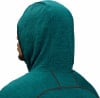 Rückansicht eines Mannes mit Kapuzenpullover, Detail der Kapuze und Schultern.