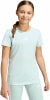 Mädchen in einem mintgrünen T-Shirt mit Adidas-Logo und Ärmelstreifen.