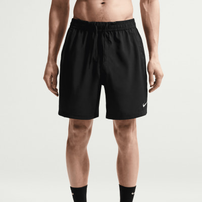 Ein Mann in schwarzen Nike-Shorts mit weißem Logo und Kordelzug in der Taille.