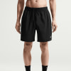 Ein Mann in schwarzen Nike-Shorts mit weißem Logo und Kordelzug in der Taille.