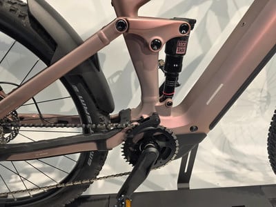 Detail des rosafarbenen E-Bikes mit RockShox-Dämpfer und Bosch-Antrieb. Detail des rosafarbenen E-Bikes mit RockShox-Dämpfer und Bosch-Antrieb.