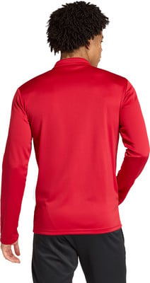 Mann in roter Langarmjacke und schwarzer Hose Mann in roter Langarmjacke und schwarzer Hose