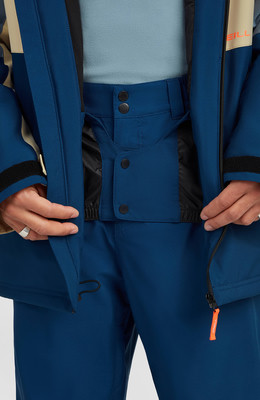 Detail von Jacke und Hose, Druckknöpfe und Reißverschluss, Hände in Taschen. Detail von Jacke und Hose, Druckknöpfe und Reißverschluss, Hände in Taschen.