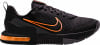 Čierne pánske bežecké topánky Nike s oranžovým logom a podrážkou.
