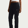 Schwarze Nike Jogginghose mit weißem Logo auf dem linken Bein.