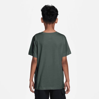 Rückansicht eines Jungen in einem dunkelgrünen T-Shirt und schwarzen Shorts. Rückansicht eines Jungen in einem dunkelgrünen T-Shirt und schwarzen Shorts.