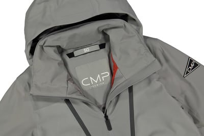 Graue CMP Herrenjacke mit Logo am Ärmel und Kragendetail. Graue CMP Herrenjacke mit Logo am Ärmel und Kragendetail.