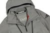 Graue CMP Herrenjacke mit Logo am Ärmel und Kragendetail.