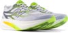 Weiße Laufschuhe mit neongrünen und grauen Details und großem N-Logo.