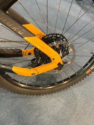 Hinterrad eines Mountainbikes mit orangefarbenem Rahmen und Scheibenbremse. Hinterrad eines Mountainbikes mit orangefarbenem Rahmen und Scheibenbremse.