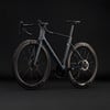 Elegantes dunkelblaues Rennrad mit Carbonfelgen vor schwarzem Hintergrund.
