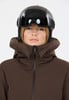 Frau in einem Skischutzhelm und einer Kapuzenjacke vor weißem Hintergrund.