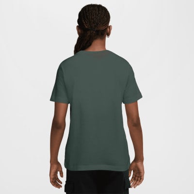 Rückansicht einer Person in einem dunkelgrünen T-Shirt und schwarzer Hose. Rückansicht einer Person in einem dunkelgrünen T-Shirt und schwarzer Hose.