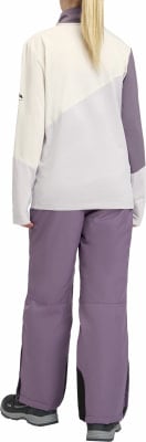 Mädchen in Skibekleidung, Rückansicht, mit Langarmshirt und Hose. Mädchen in Skibekleidung, Rückansicht, mit Langarmshirt und Hose.