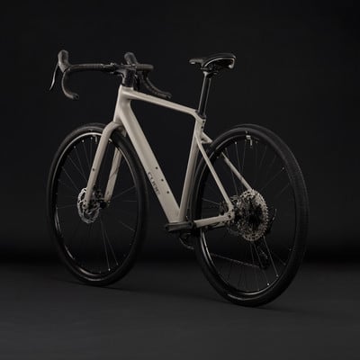 Ein graues CUBE Gravelbike mit schwarzen Rädern und Details auf dunklem Hintergrund. Ein graues CUBE Gravelbike mit schwarzen Rädern und Details auf dunklem Hintergrund.
