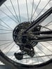 Detail eines Mountainbike-Schaltwerks mit Kassette und Kette.