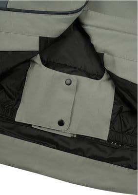 Die Innenseite der Jacke mit Tasche und Druckknöpfen. Die Innenseite der Jacke mit Tasche und Druckknöpfen.