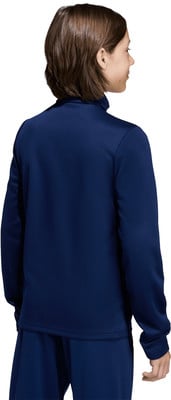 Rückansicht eines Jungen in einer dunkelblauen Jacke und Hose. Rückansicht eines Jungen in einer dunkelblauen Jacke und Hose.