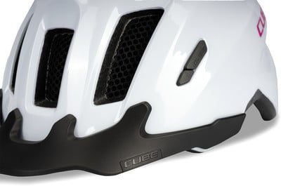 Weißer Fahrradhelm mit schwarzen Details und CUBE-Logo. Weißer Fahrradhelm mit schwarzen Details und CUBE-Logo.