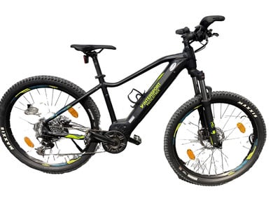 Schwarzes E-Bike mit Federung und Maxxis-Mountainbike-Reifen. Schwarzes E-Bike mit Federung und Maxxis-Mountainbike-Reifen.