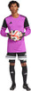 Ein Fußballtorwart im pinken Trikot mit schwarzen Ärmeln hält einen Ball.