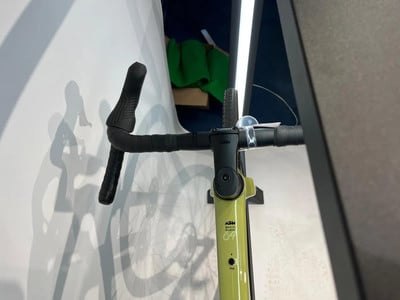 Detail des Lenkers und Vorbaus eines grünen KTM-Fahrrads mit der Aufschrift Born in Austria.