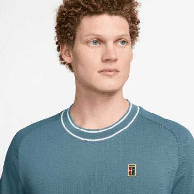 Ein Mann in einem blauen T-Shirt mit Nike-Logo. Ein Mann in einem blauen T-Shirt mit Nike-Logo.