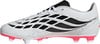 Weißer Adidas Fußballschuh mit schwarzen Streifen und pinker Sohle.