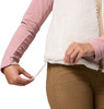 Detail einer Damenjacke: rosa Ärmel, weiße Sherpa-Weste, Kordelzug.